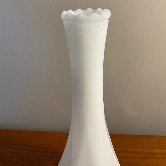 Vintage Milk Glass Geometric Pattern Bud Vase 8.5โ - Picture 6 of 14
